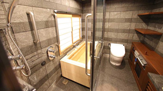
Phòng tắm với thiết kế sang trọng của một khách sạn 5 sao. Cửa kính cho phép hành khách quan sát phong cảnh của đất nước khi làm những việc riêng tư nhất.
