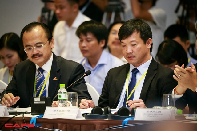 
Ông Mai Hữu Tín (bên phải) - Chủ tịch Cty CP Nông nghiệp U&I tham gia thảo luận về chủ đề Nông nghiệp - Tổ chức lại sản xuất theo nhu cầu thị trường. Ngồi bên cạnh là ông Võ Quốc Thắng, Chủ tịch HĐQT Tập đoàn Đồng Tâm.

