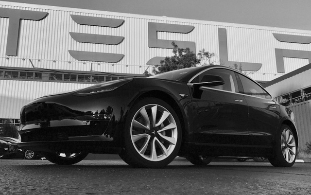 
Chiếc Tesla Model 3 đầu tiên được xuất xưởng. Ảnh: Twitter Elon Musk.
