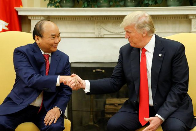 
Phát biểu với truyền thông trước khi hội đàm, Tổng thống Trump nhấn mạnh: “Thật vinh dự được đón ngài Thủ tướng Việt Nam tại phòng Bầu dục, Nhà Trắng. Ngài Thủ tướng đã làm được điều ngoạn mục ở Việt Nam, dẫn dắt nhiều lĩnh vực khác nhau như thương mại.... Chúng tôi sẽ thảo luận về thương mại, vấn đề Triều Tiên và nhiều lĩnh vực khác. Chúng tôi rất mong đợi được làm việc cùng nhau”. Thủ tướng Nguyễn Xuân Phúc nhấn mạnh những ấn tượng của ông về ngài Tổng thống Mỹ sau cuộc điện đàm và bức thư của ông chủ Nhà Trắng đồng thời tin tưởng cuộc hội đàm sẽ thành công tốt đẹp, đóng góp vào sự phát triển song phương cũng như khu vực và thế giới. Ảnh: Reuters.
