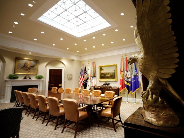  Tượng đại bàng đúc bằng vàng đặt trong phòng họp Roosevelt. 