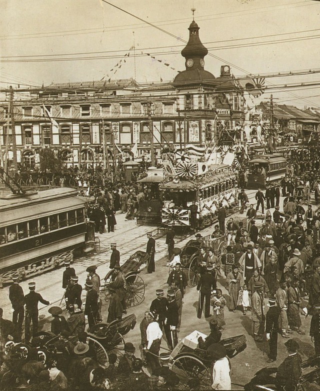 
Đến năm 1889, vùng trung tâm Tokyo thực sự trở thành trung tâm nông nghiệp và thương mại lớn nhất của Nhật Bản. Đây cũng là thời điểm công nghiệp hóa bắt đầu. Đây là hình ảnh nhộn nhịp sầm uất của một con phố ở Tokyo thời đó.
