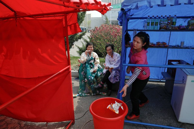 
Những người phụ nữ ăn kem bên ngoài một quầy hàng nhỏ ở thủ đô Bình Nhưỡng.
