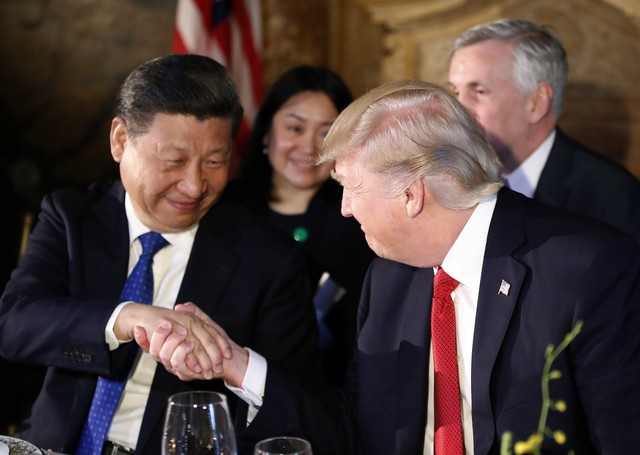 
Cái bắt tay nồng ấm giữa Tổng thống Mỹ Donald Trump (phải) và Chủ tịch Trung Quốc Tập Cận Bình.
