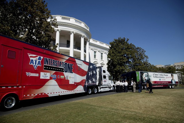 
Các lái xe gặp gỡ Tổng thống Trump trong khuôn khổ sự kiện về chăm sóc sức khỏe dành cho các thành viên Hiệp hội Vận tải Mỹ. Hai chiếc xe tải được đưa tới khu vực South Lawn của Nhà Trắng để dự sự kiện.
