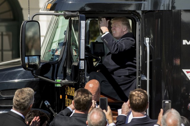 
Bước lên xe trong sự hò reo của mọi người, Tổng thống Trump làm động tác giả vờ lái trước khi nhiều lần nhấn còi của phương tiện.
