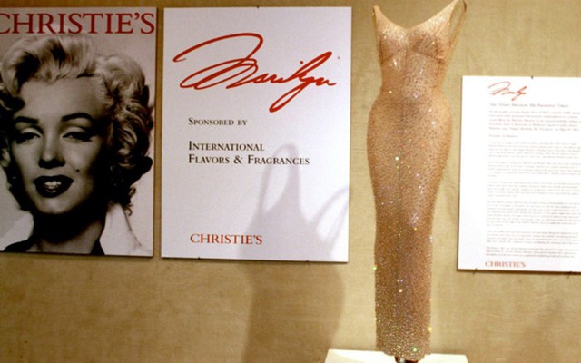 
Chiếc váy của Marilyn Monroe được một nhà sưu tầm mua với giá 1,27 triệu USD tại cuộc đấu giá do hãng Christies tổ chức ở New York.
