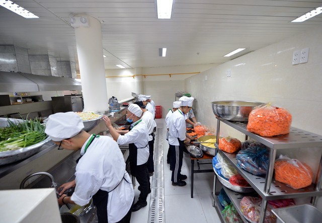 
Các đầu bếp chuẩn bị Buffet cho bữa trưa ngày 5/11. Theo thông tin từ Bộ Ngoại giao, có khoảng 2.000 phóng viên Việt Nam và 1.000 phóng viên nước ngoài đăng ký đưa tin Tuần lễ Cấp cao.
