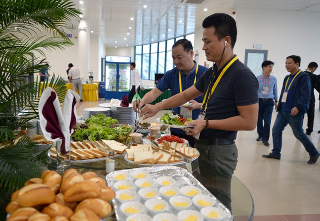 
Do đặc thù phục vụ cả phóng viên người Việt Nam và người nước ngoài nên các món ăn khá đa dạng.
