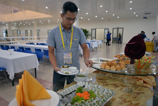 
Theo ông Hùng, lượng phóng viên có mặt tại Trung tâm Báo chí dự kiến ngày càng đông, đặc biệt là những ngày diễn ra Hội nghị Thượng đỉnh APEC nên phía IMC đã có phương án chuẩn bị sẵn để đảm bảo phục vụ tốt nhất.
