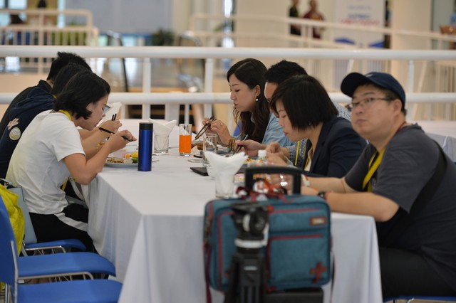 
Đoàn phóng viên nước ngoài dùng bữa tại IMC.
