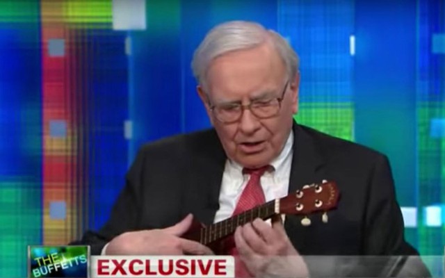 
Warren Buffet là một trong những nhà đầu tư thành công nhất thế giới. Ông thích chơi đàn ukulele và thậm chí từng biểu diễn trên một bản tin trực tuyến. Cũng theo nghiên cứu của Đại học California, việc học chơi một loại nhạc cụ có thể kích thích tinh thần và giảm stress đáng kể.
