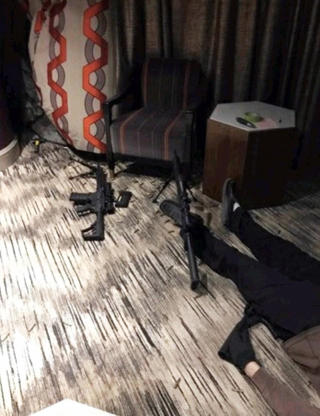 
Những khẩu súng nằm bên thi thể Stephen Paddock trong phòng khách sạn.

