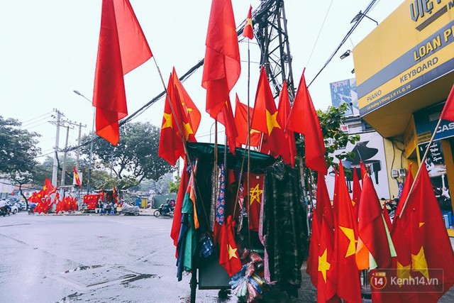 Một không khí rất khác trước ngày diễn ra trận chung kết U23 Châu Á: Màu cờ sắc áo đã tràn ngập khắp phố phường! - Ảnh 1.