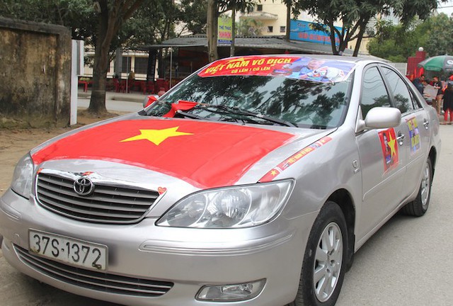  Muôn kiểu trang điểm xe hơi và người trước trận đấu lịch sử của U23 Việt Nam - Ảnh 14.