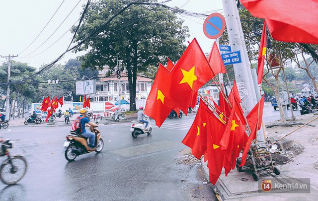 Một không khí rất khác trước ngày diễn ra trận chung kết U23 Châu Á: Màu cờ sắc áo đã tràn ngập khắp phố phường! - Ảnh 3.