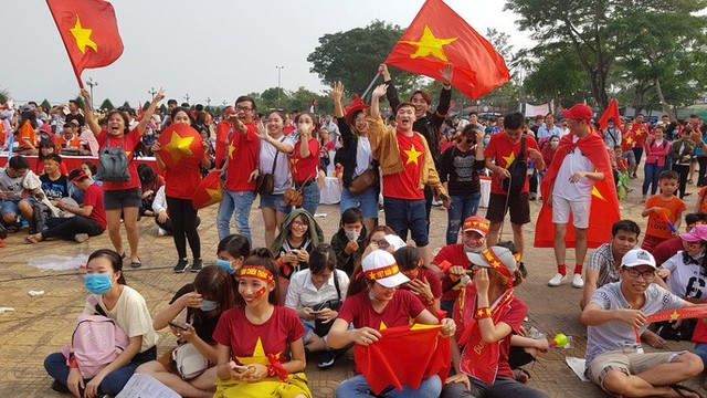 Người dân Tây Đô kéo ra bờ kè sông Hậu cổ vũ U23 Việt Nam - Ảnh 3.