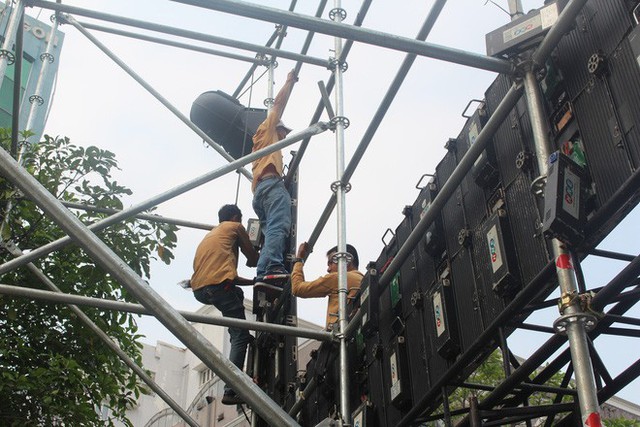  11 màn hình “khủng” tại phố đi bộ Nguyễn Huệ trực tiếp chung kết U23 Việt Nam được lắp như thế nào? - Ảnh 4.