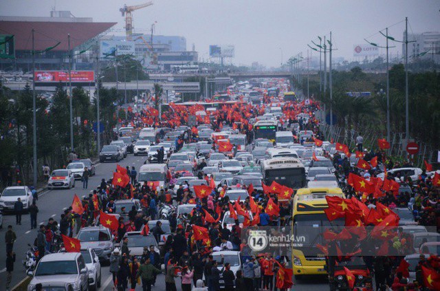 Chùm ảnh: Người hâm mộ đổ xô đi đón U23 Việt Nam, đường đến sân bay Nội Bài ngập tràn sắc cờ bay - Ảnh 1.