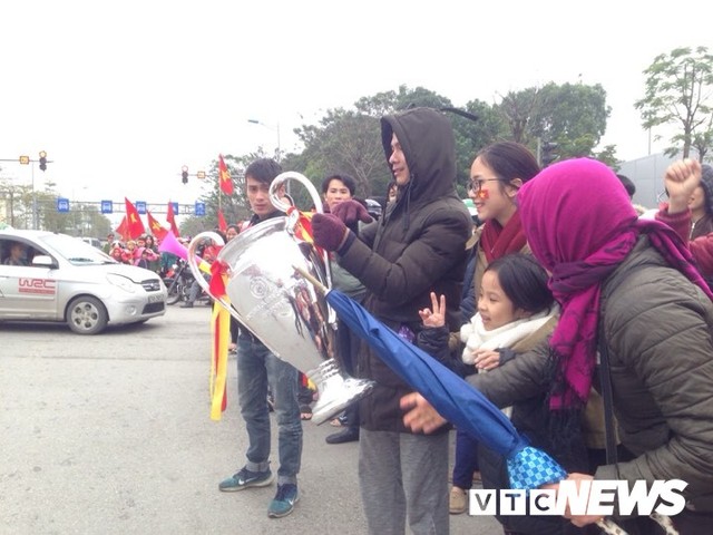 Dân Thủ đô phủ kín nhiều tuyến đường, vác cúp chào đón U23 Việt Nam trở về - Ảnh 12.