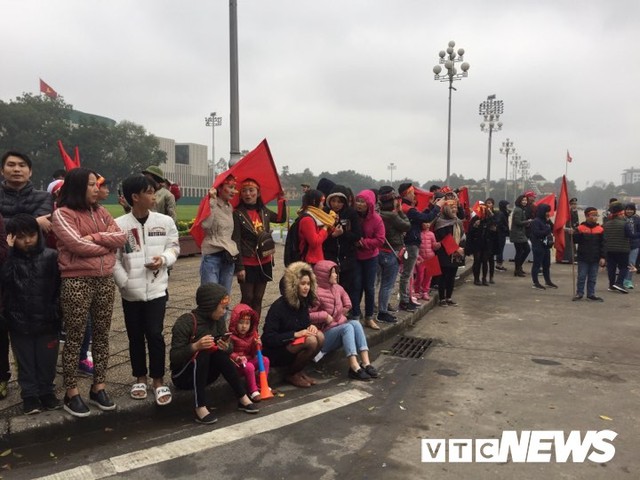 Dân Thủ đô phủ kín nhiều tuyến đường, vác cúp chào đón U23 Việt Nam trở về - Ảnh 14.