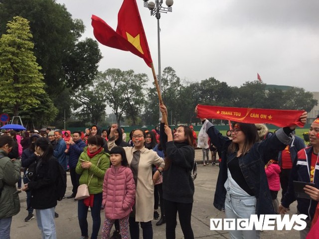 Dân Thủ đô phủ kín nhiều tuyến đường, vác cúp chào đón U23 Việt Nam trở về - Ảnh 15.