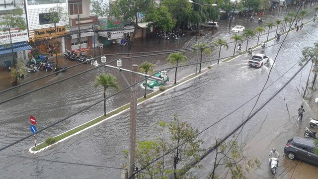  Clip: Cơn mưa “lạ” ngày U23 Việt Nam trở về khiến Tây Đô chìm trong biển nước - Ảnh 3.