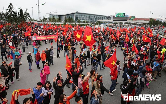 Dân Thủ đô phủ kín nhiều tuyến đường, vác cúp chào đón U23 Việt Nam trở về - Ảnh 4.