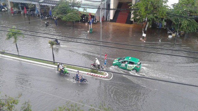  Clip: Cơn mưa “lạ” ngày U23 Việt Nam trở về khiến Tây Đô chìm trong biển nước - Ảnh 4.