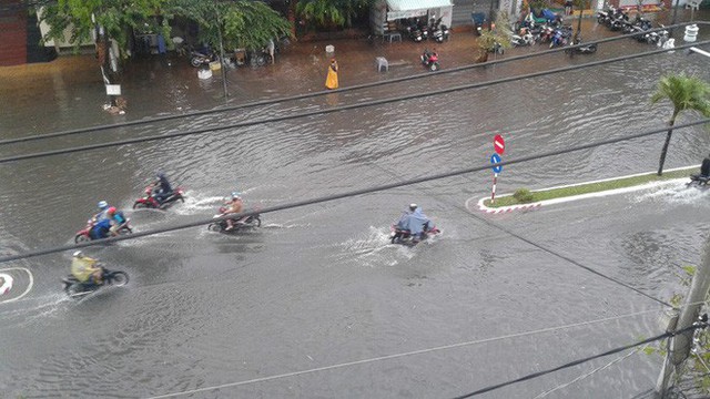  Clip: Cơn mưa “lạ” ngày U23 Việt Nam trở về khiến Tây Đô chìm trong biển nước - Ảnh 5.