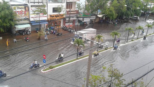  Clip: Cơn mưa “lạ” ngày U23 Việt Nam trở về khiến Tây Đô chìm trong biển nước - Ảnh 6.