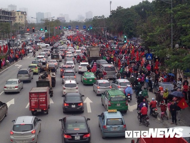 Dân Thủ đô phủ kín nhiều tuyến đường, vác cúp chào đón U23 Việt Nam trở về - Ảnh 7.
