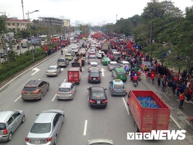 Dân Thủ đô phủ kín nhiều tuyến đường, vác cúp chào đón U23 Việt Nam trở về - Ảnh 8.