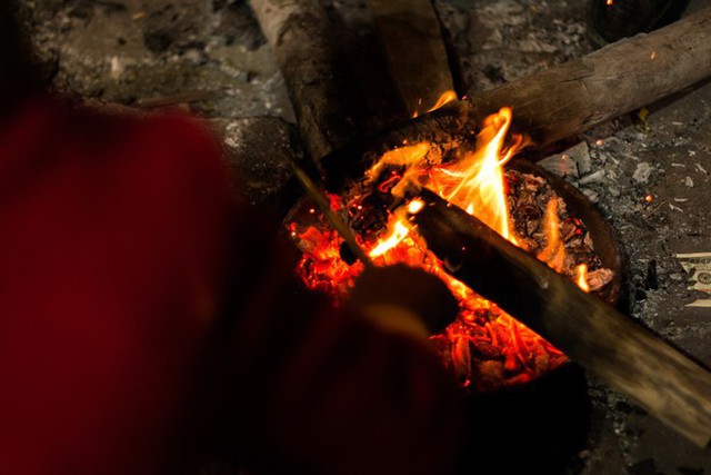  Người Hà Nội đốt lửa sưởi ấm trong đêm đông giá lạnh - Ảnh 6.