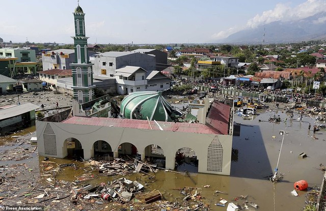 Thảm cảnh máy xúc đào mồ chôn tập thể cho các nạn nhân động đất, sóng thần Indonesia - Ảnh 10.