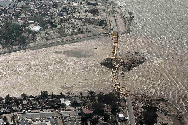 Thảm cảnh máy xúc đào mồ chôn tập thể cho các nạn nhân động đất, sóng thần Indonesia - Ảnh 11.