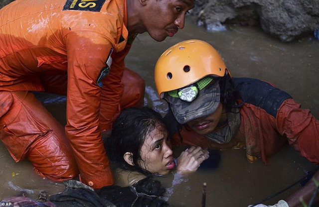 Thảm cảnh máy xúc đào mồ chôn tập thể cho các nạn nhân động đất, sóng thần Indonesia - Ảnh 8.