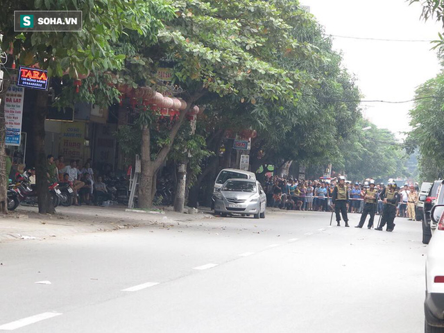 Cảnh sát dùng súng bắn tỉa vây bắt đối tượng hình sự cố thủ trong nhà ở Nghệ An - Ảnh 5.