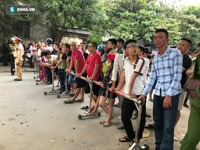 Cảnh sát dùng súng bắn tỉa vây bắt đối tượng hình sự cố thủ trong nhà ở Nghệ An - Ảnh 8.