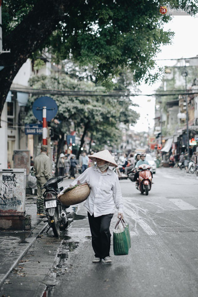 Chùm ảnh: Ngày đầu tiên Hà Nội đón gió mùa, người dân khoác áo ấm co ro trong tiết trời se lạnh - Ảnh 9.