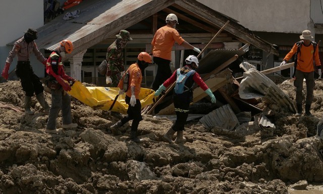 Indonesia ngừng chiến dịch tìm kiếm nạn nhân thảm họa kép: Hàng nghìn người còn mất tích - Ảnh 1.