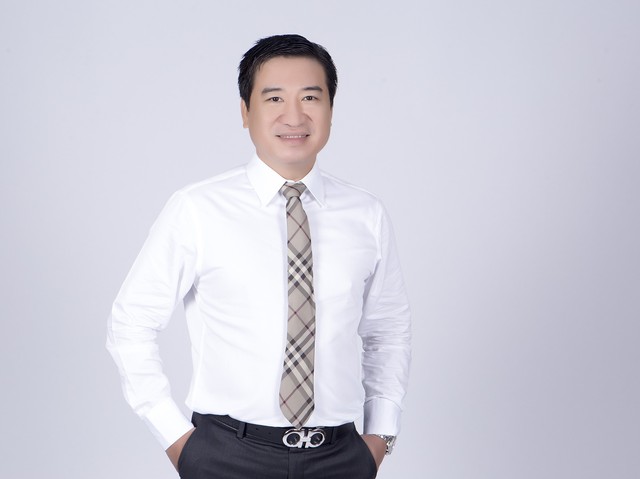 CEO TÃ¡ÂºÂ­p ÃÂoÃÂ n HÃÂ°ng ThÃ¡Â»Ânh: LÃÂ  doanh nhÃÂ¢n, cÃÂ³ 2 chÃ¡Â»Â¯ nhÃ¡ÂºÂ¥t ÃÂÃ¡Â»Ânh phÃ¡ÂºÂ£i ÃÂÃ¡ÂºÂ·t lÃÂªn vÃ¡Â»Â trÃÂ­ hÃÂ ng ÃÂÃ¡ÂºÂ§u - Ã¡ÂºÂ¢nh 2.