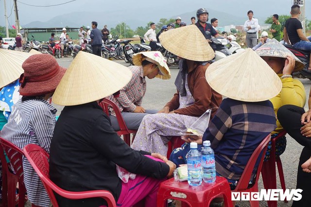 Dân tiếp tục bao vây nhà máy thép ở Đà Nẵng - Ảnh 2.