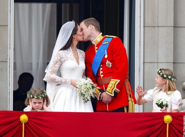 Khoảnh khắc ngọt ngào của 4 cặp đôi nổi tiếng nhất hoàng gia Anh: Hiếm khi thể hiện nhưng vẫn làm công chúng ghen tị - Ảnh 15.