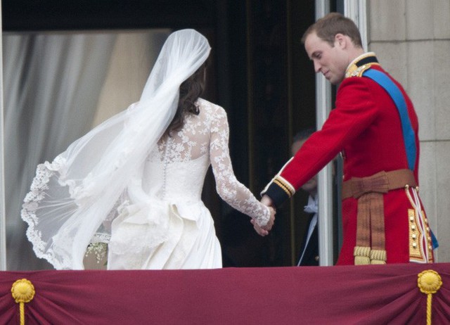 Khoảnh khắc ngọt ngào của 4 cặp đôi nổi tiếng nhất hoàng gia Anh: Hiếm khi thể hiện nhưng vẫn làm công chúng ghen tị - Ảnh 20.