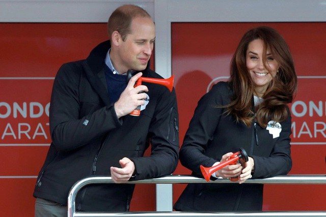 Khoảnh khắc ngọt ngào của 4 cặp đôi nổi tiếng nhất hoàng gia Anh: Hiếm khi thể hiện nhưng vẫn làm công chúng ghen tị - Ảnh 22.
