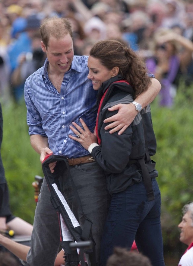 Khoảnh khắc ngọt ngào của 4 cặp đôi nổi tiếng nhất hoàng gia Anh: Hiếm khi thể hiện nhưng vẫn làm công chúng ghen tị - Ảnh 26.