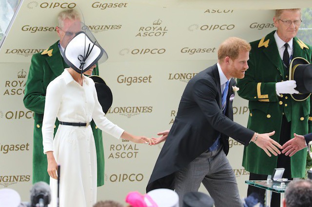 Khoảnh khắc ngọt ngào của 4 cặp đôi nổi tiếng nhất hoàng gia Anh: Hiếm khi thể hiện nhưng vẫn làm công chúng ghen tị - Ảnh 33.