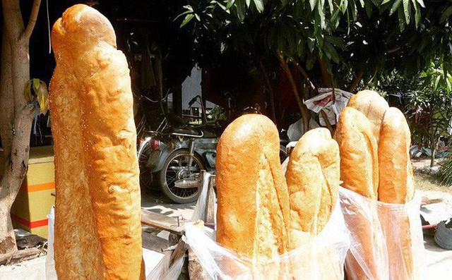Ai mà ngờ được: ở miền Tây lại có một đặc sản bán dọc đường là chiếc bánh mì dài 1m thế này - Ảnh 6.