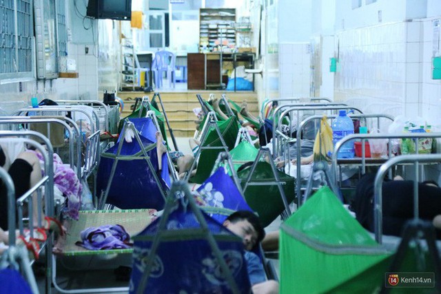 Đêm ở Bệnh viện Nhi Đồng mùa dịch: Khắp lối đi trở thành chỗ ngủ, nhiều gia đình chấp nhận nằm gần nhà vệ sinh bốc mùi - Ảnh 1.